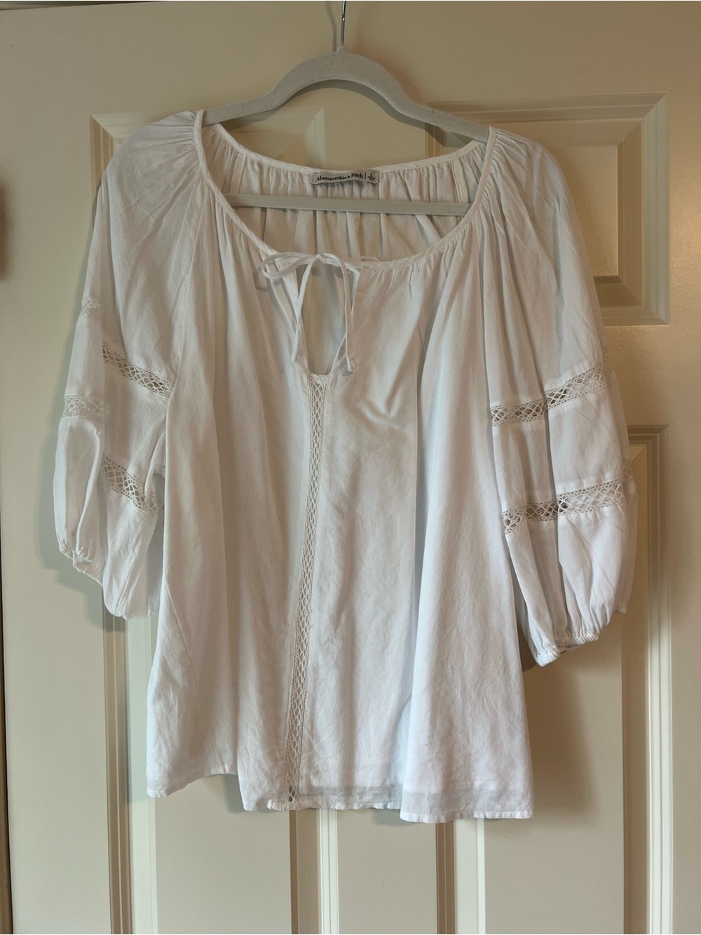 Abercrombie and Fitch Women’s White Peasant Blouse